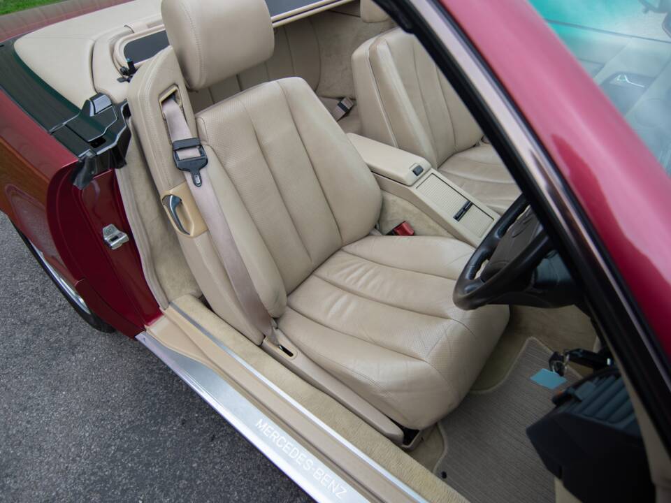 Image 12/28 of Mercedes-Benz 500 SL (1992)