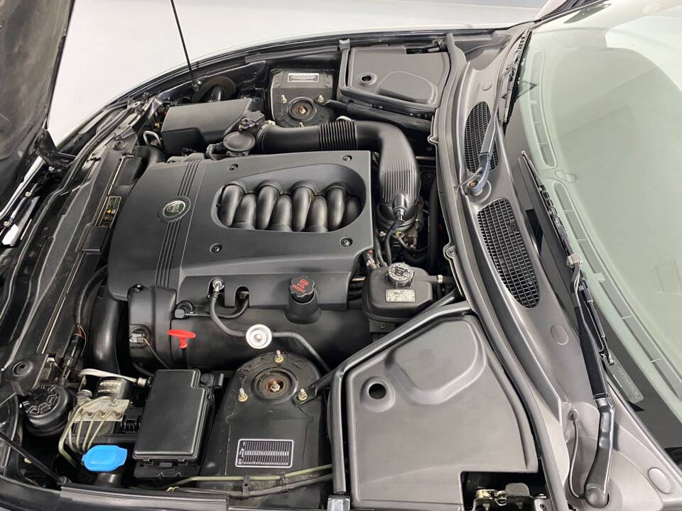 Afbeelding 13/49 van Jaguar XK8 4.2 (2004)