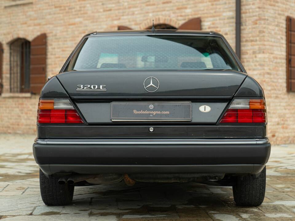 Obraz 8/49 pojazdu Mercedes-Benz 320 E (1993)