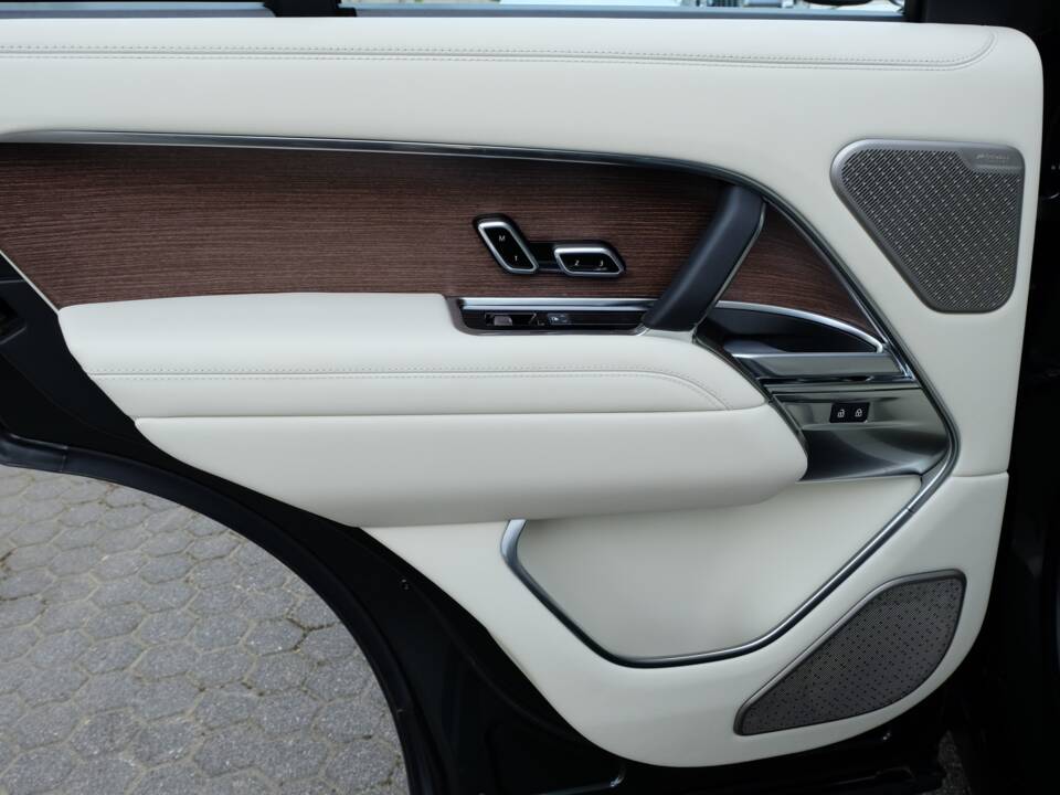 Image 47/61 of Land Rover Range Rover D350 (2025)