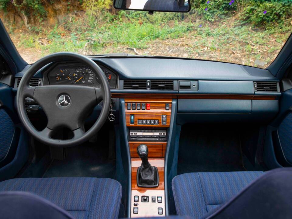 Imagen 36/53 de Mercedes-Benz 230 TE (1992)