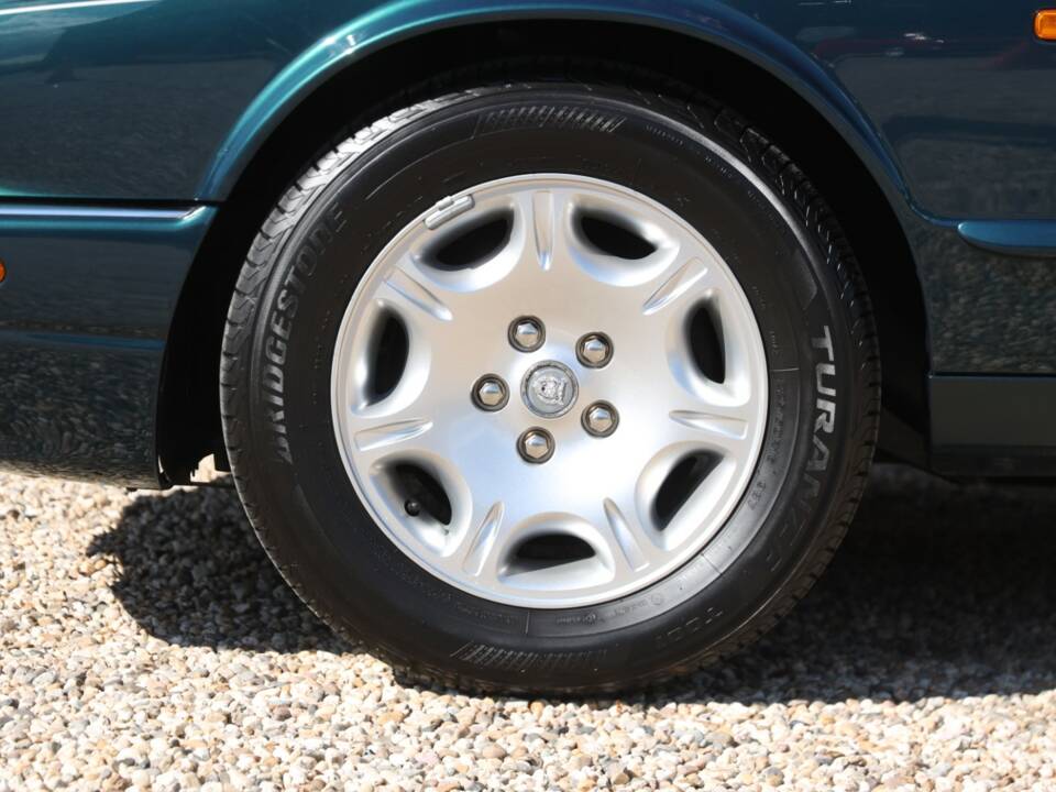 Bild 17/50 von Jaguar XJ 8 4.0 Executive (2001)