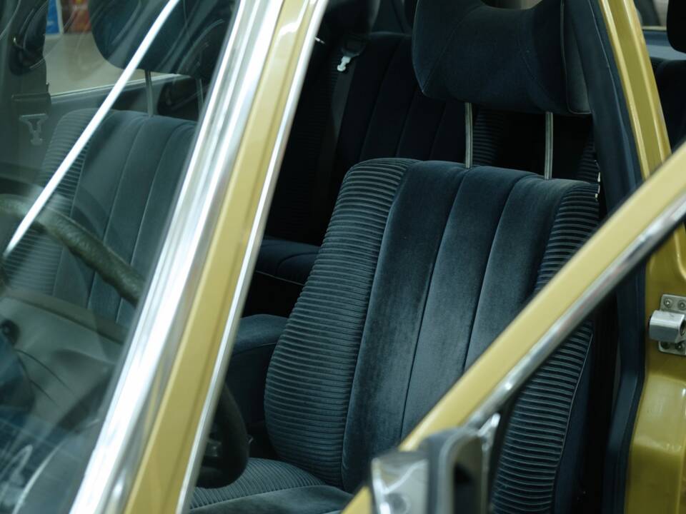 Image 61/76 of Mercedes-Benz 350 SEL (1977)