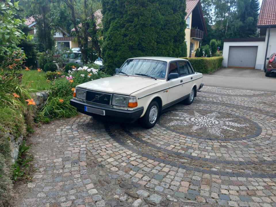 Image 5/8 of Volvo 240 (1988)