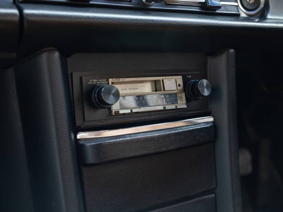 Bild 20/40 von Mercedes-Benz 230/4 (1976)