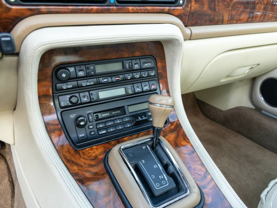 Image 34/50 of Jaguar XJ 6 4.0 Sovereign (1995)