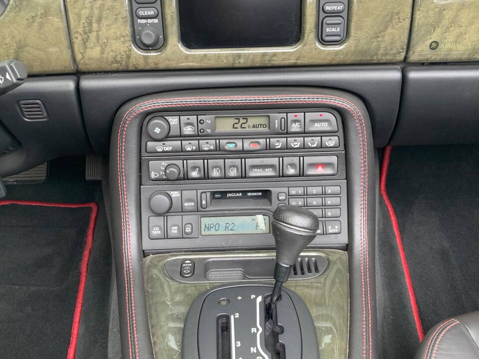 Bild 17/29 von Jaguar XKR (2000)