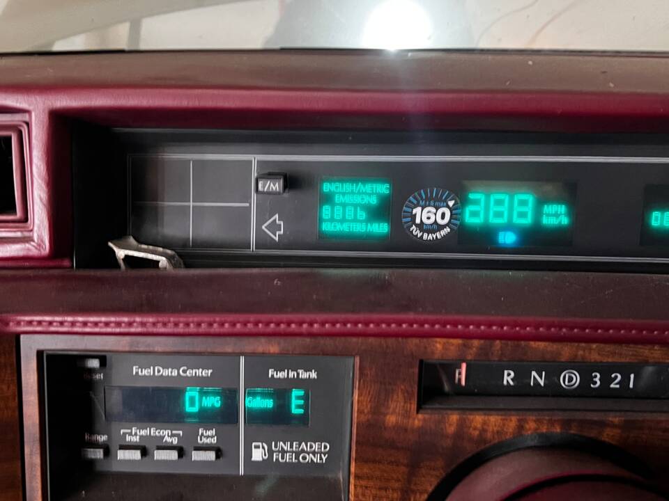 Image 17/23 of Cadillac Convertible de Ville (1986)