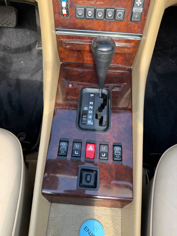 Afbeelding 15/33 van Mercedes-Benz 500 SL (1988)