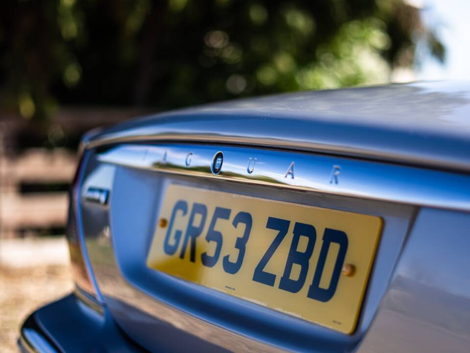 Image 20/50 of Jaguar XJ 8 4.2 (2003)