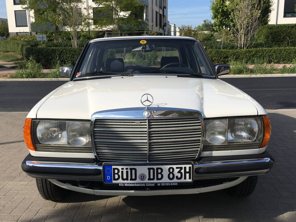 Image 4/13 of Mercedes-Benz 200 (1983)