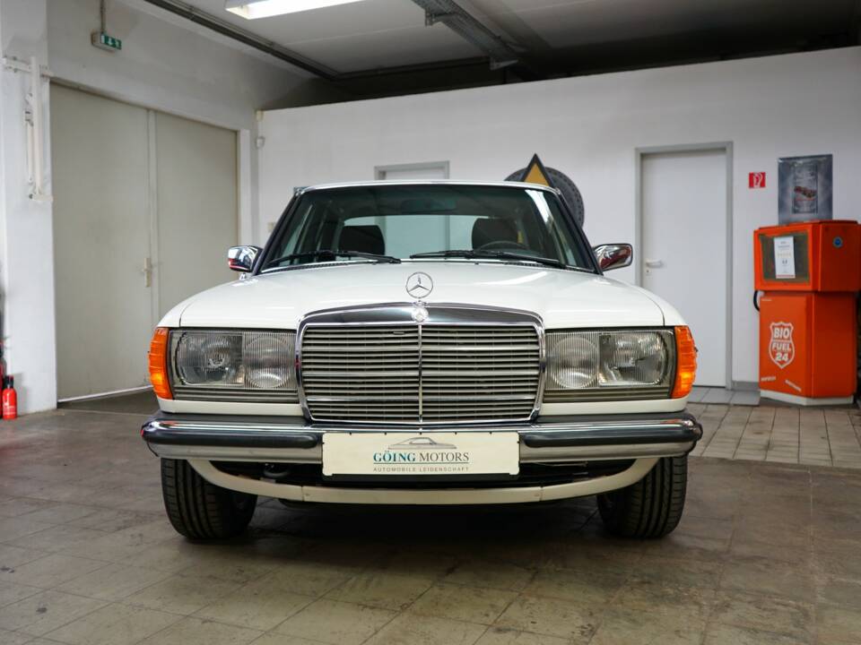 Image 6/40 of Mercedes-Benz 300 D (1984)