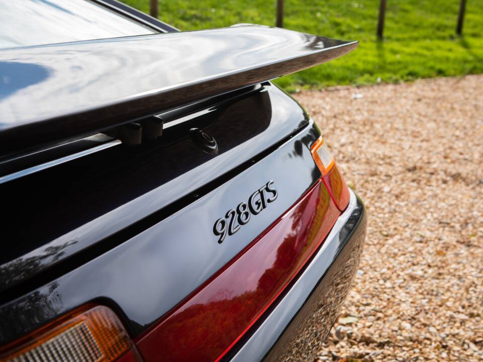 Image 22/43 of Porsche 928 GTS (1994)