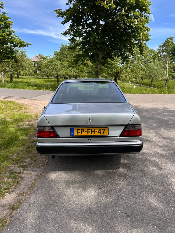 Bild 3/17 von Mercedes-Benz 230 CE (1991)