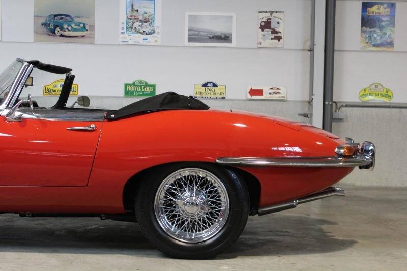 Image 6/11 of Jaguar E-Type (1968)