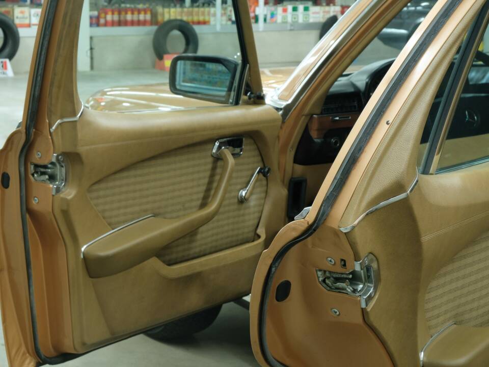 Image 21/50 de Mercedes-Benz 350 SE (1973)
