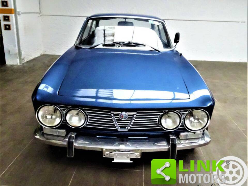 Image 2/10 de Alfa Romeo 2000 GT Veloce (1971)