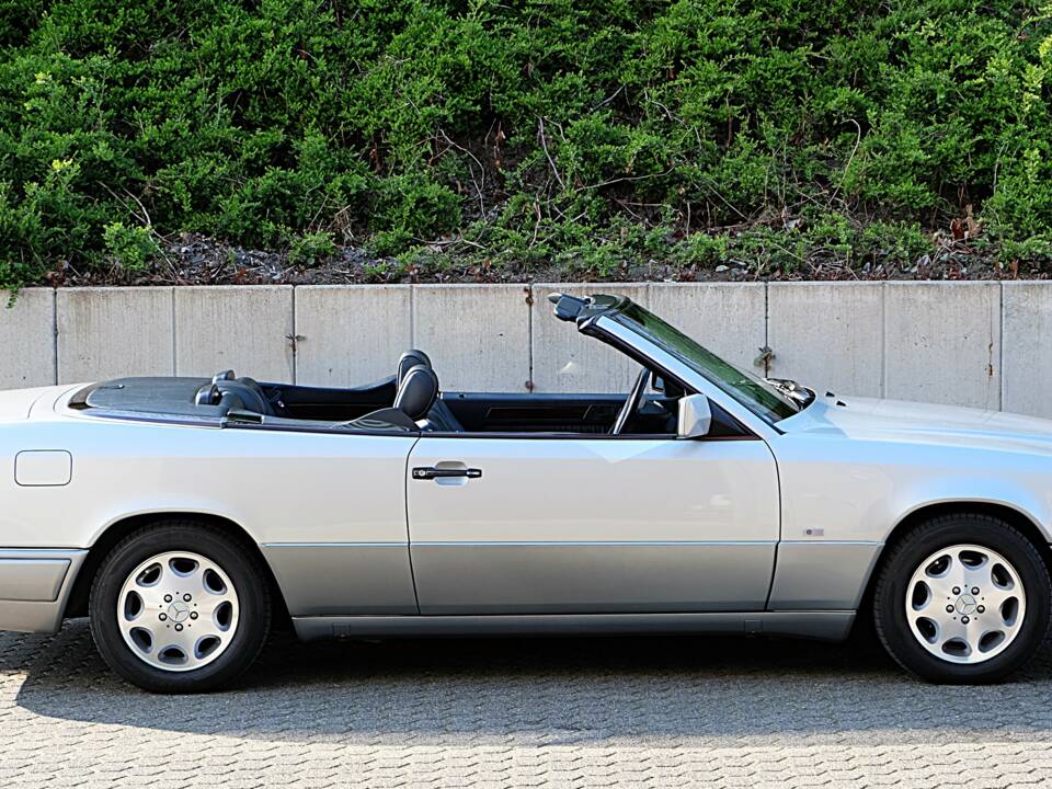 Image 2/74 of Mercedes-Benz E 320 (1997)