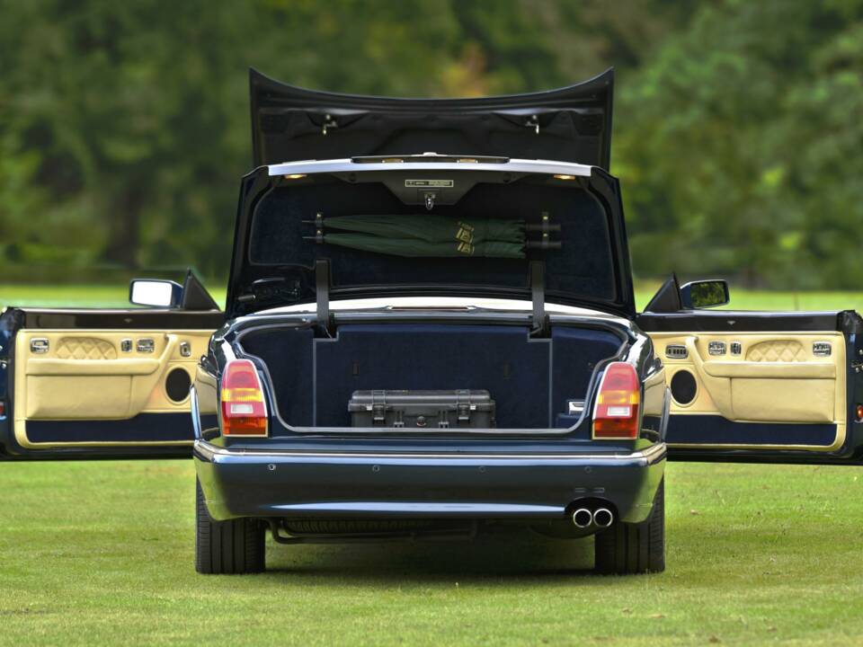 Image 25/50 of Bentley Azure Mulliner (2003)