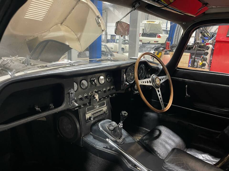 Image 8/13 of Jaguar Type E 3.8 (1964)