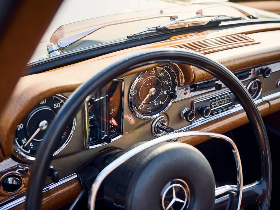 Image 24/31 of Mercedes-Benz 280 SL (1969)