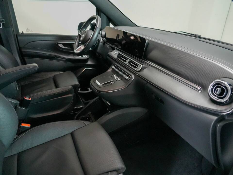 Image 16/35 of Mercedes-Benz V 300 d 4MATIC (2025)