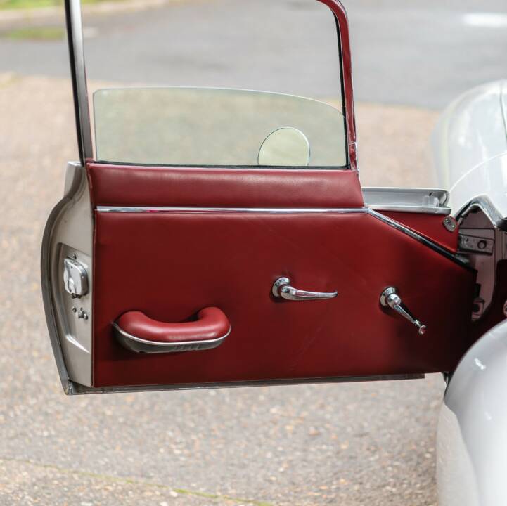 Image 27/50 of Jaguar E-Type 4.2 (1965)