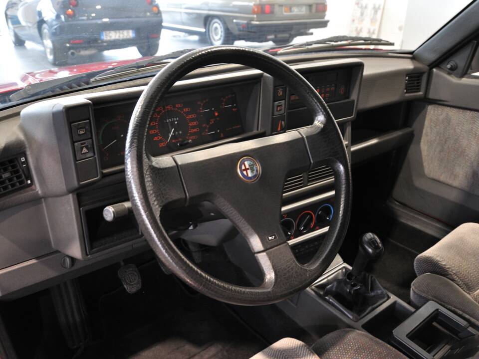 Bild 19/30 von Alfa Romeo 75 2.0 Twin Spark (1988)