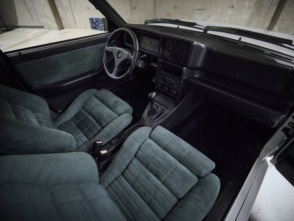 Image 70/93 of Lancia Delta HF Integrale Evoluzione I (1992)