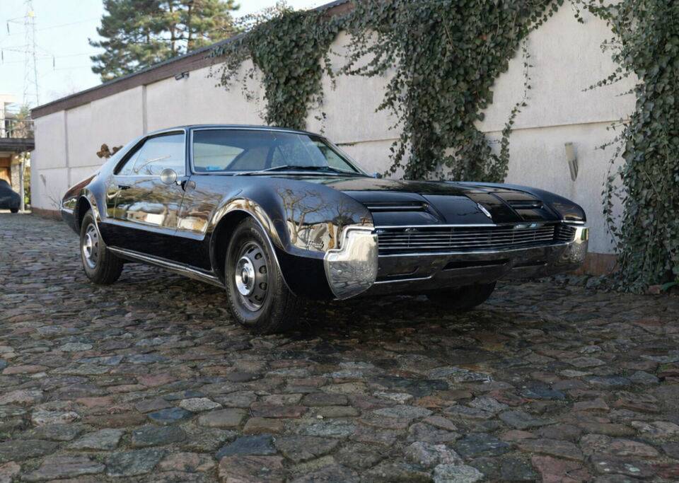 Image 3/8 of Oldsmobile Toronado (1966)