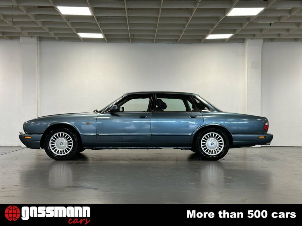 Image 5/15 of Jaguar XJ 8 Executive (1997)