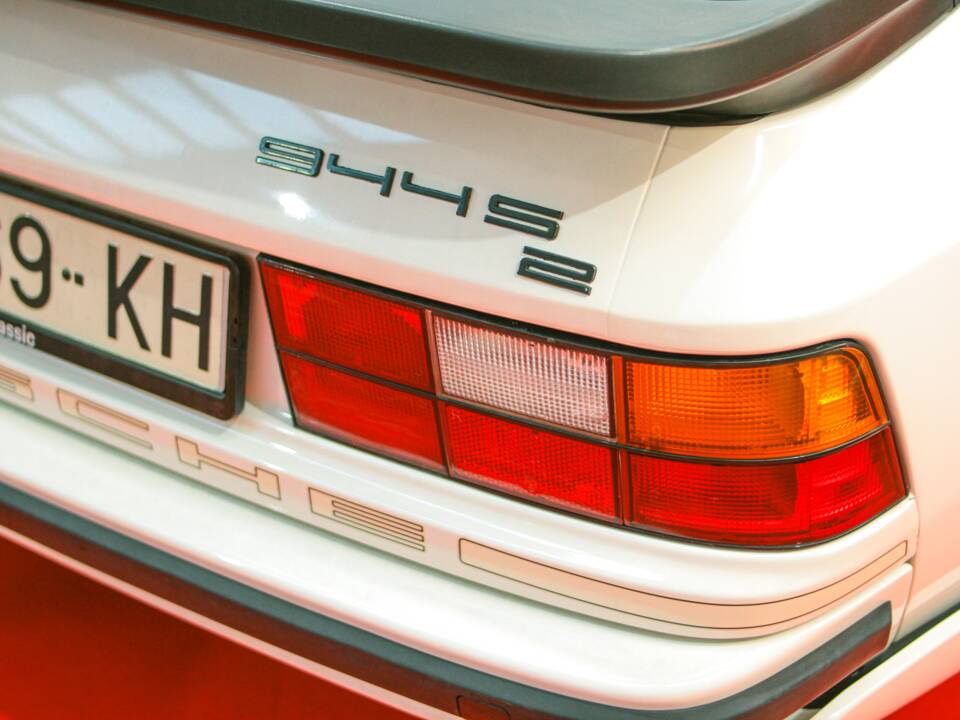 Image 7/45 of Porsche 944 S2 (1989)