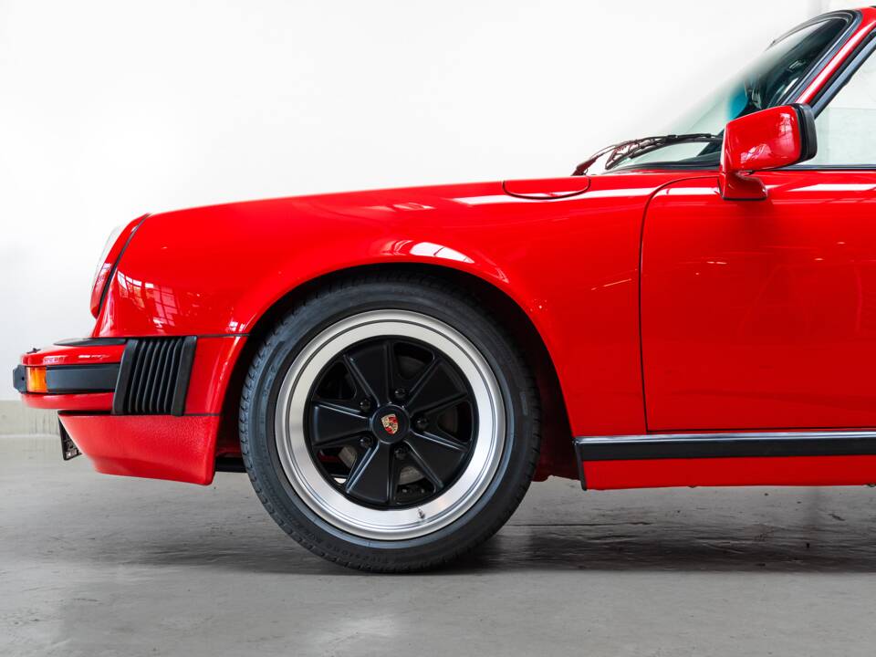 Image 17/31 of Porsche 911 Carrera 3.2 (1988)