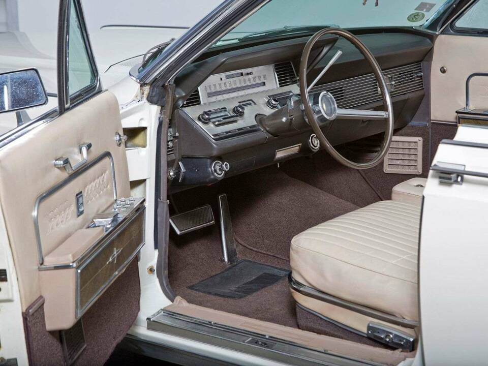 Image 17/20 of Lincoln Continental Convertible (1966)