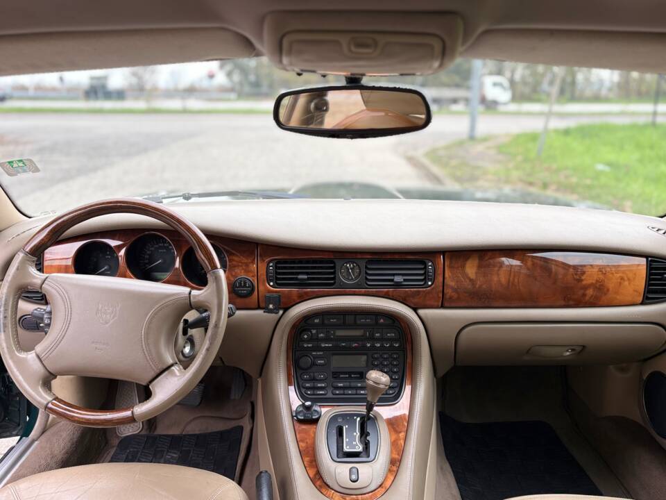 Immagine 9/14 di Jaguar XJ 8 Executive (1998)