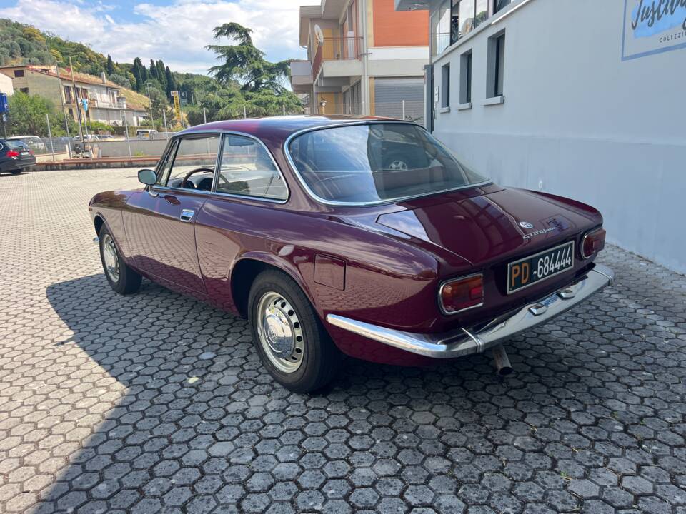 Image 3/17 de Alfa Romeo Giulia GT 1300 Junior (1972)