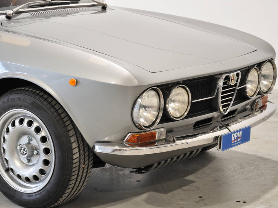 Bild 27/30 von Alfa Romeo Giulia 1300 GT Junior (1971)