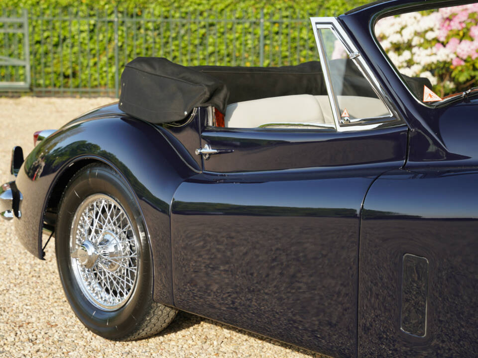 Image 37/50 of Jaguar XK 140 DHC (1954)