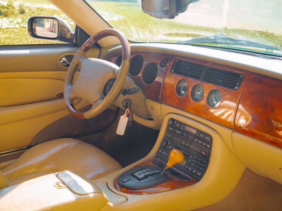 Image 11/49 of Jaguar XK8 4.2 (2003)