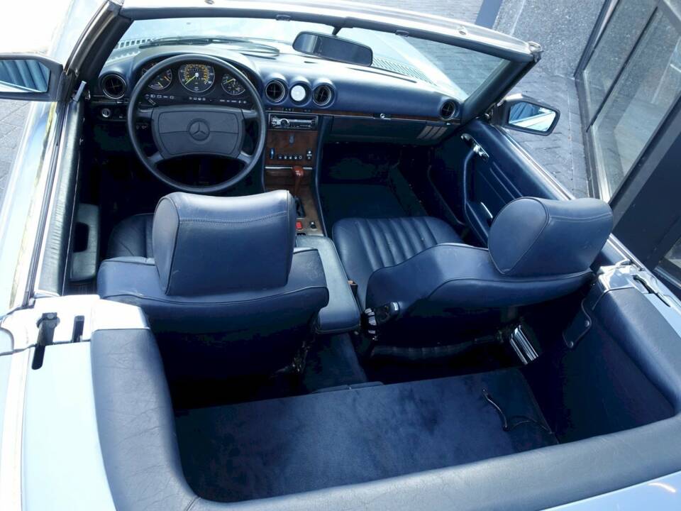 Image 21/28 of Mercedes-Benz 560 SL (1987)