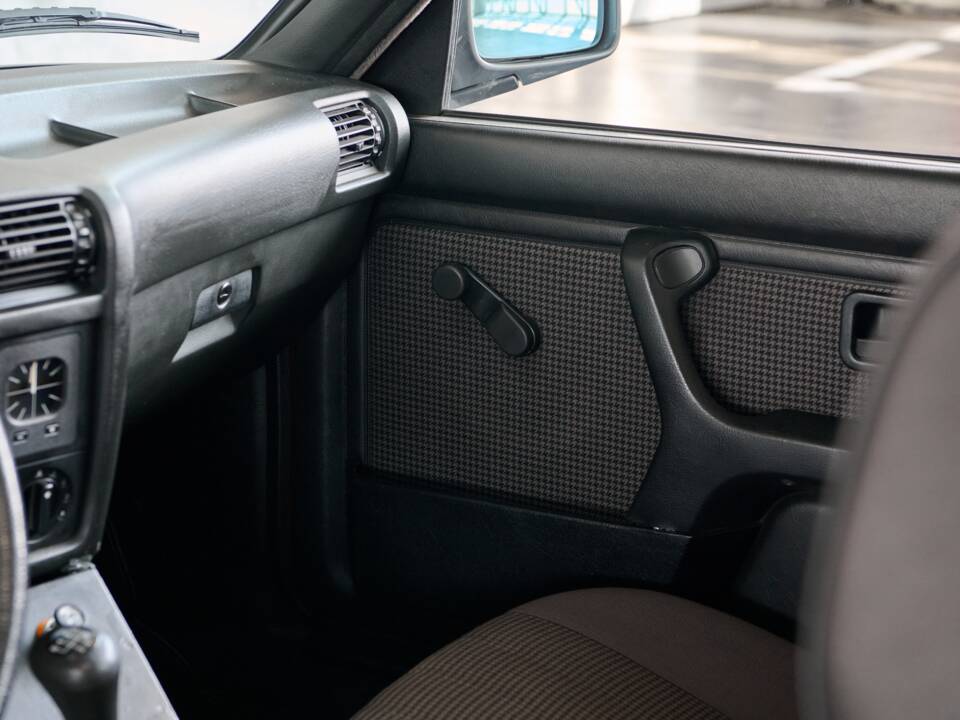 Bild 39/50 von BMW 325i (1986)