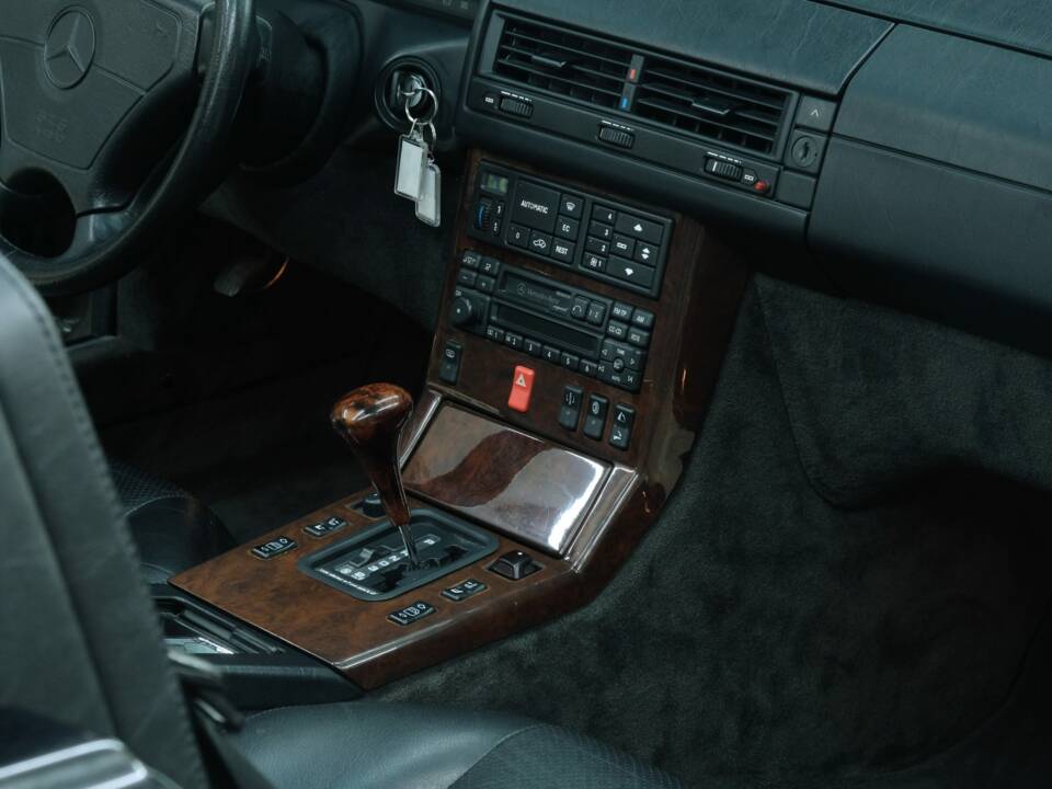 Image 33/50 of Mercedes-Benz SL 500 (1994)