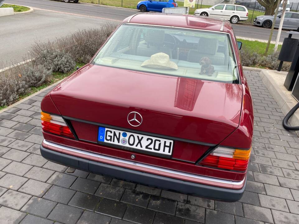 Image 5/36 of Mercedes-Benz 200 E (1991)