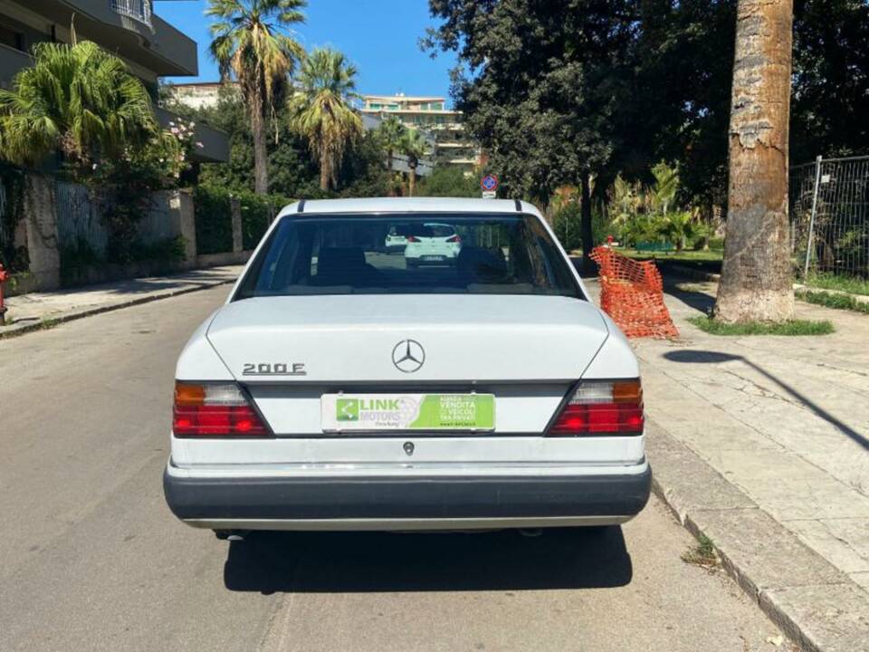 Bild 5/48 von Mercedes-Benz 200 E (1991)