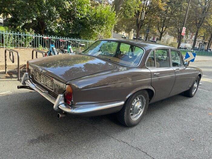 Image 5/7 de Jaguar XJ 12 L (1974)