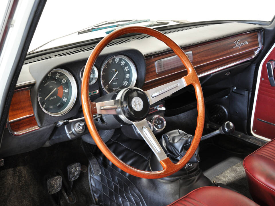 Image 22/63 of Alfa Romeo Giulia 1600 Super Biscione (1969)