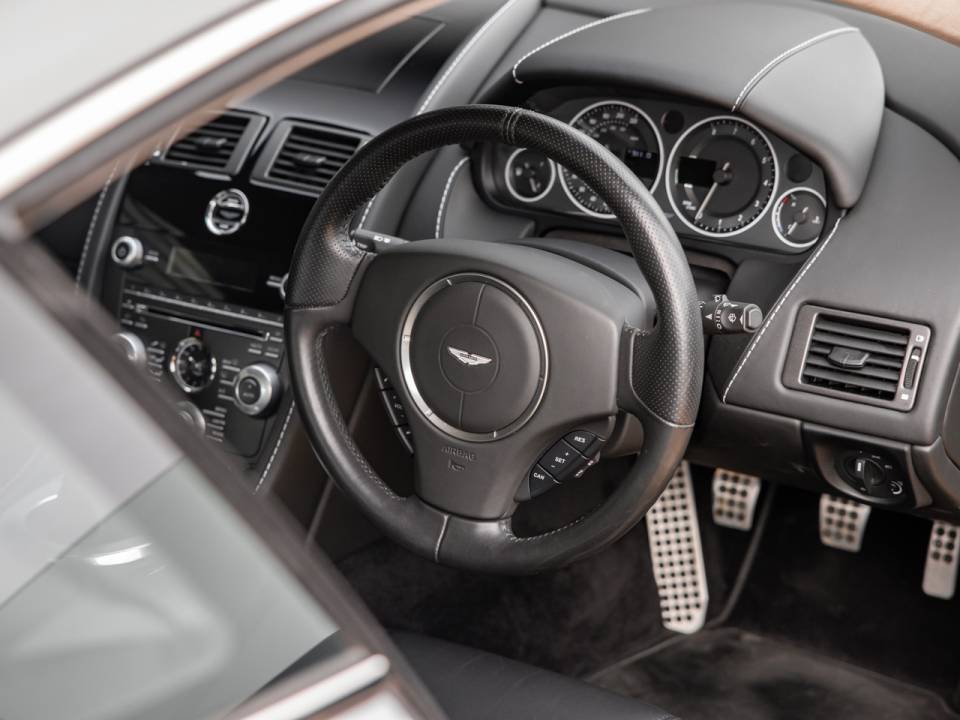 Immagine 42/50 di Aston Martin V12 Vantage (2011)