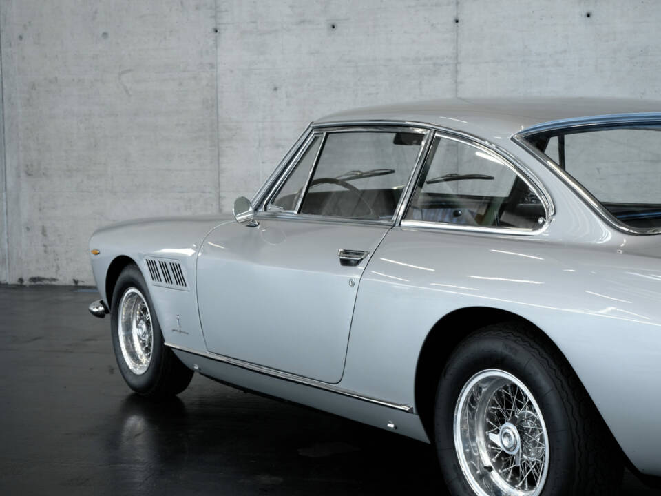 Image 16/24 de Ferrari 330 GT 2+2 (1964)