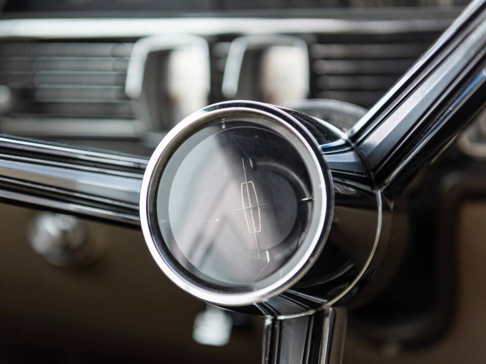 Bild 83/100 von Lincoln Continental Convertible (1965)