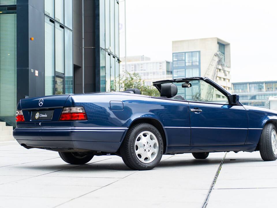 Image 8/45 of Mercedes-Benz E 220 (1995)